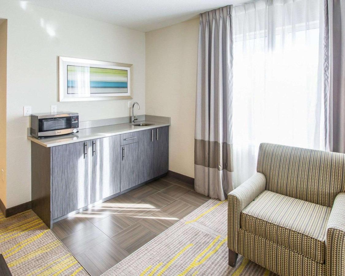 Queen Suite - Disability Access/Non-Smoking at Comfort Suites Miami Airport North