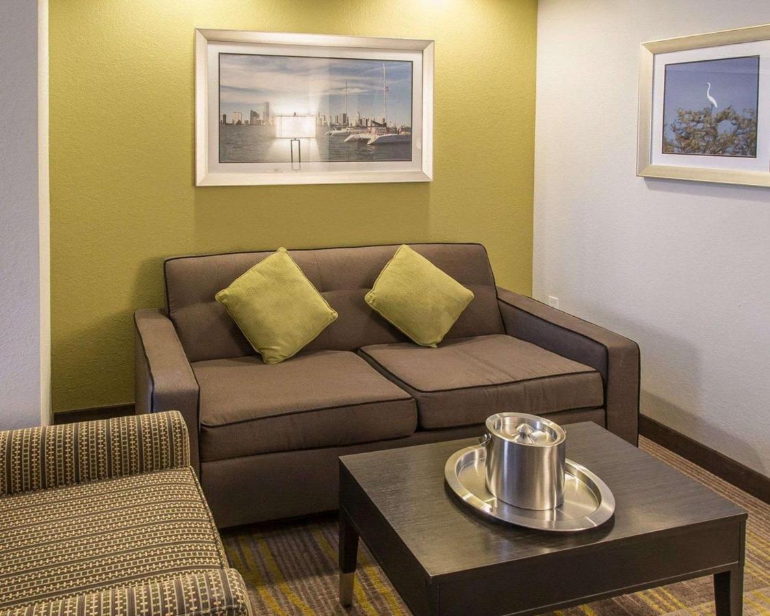 King Suite at Comfort Suites Miami Airport North