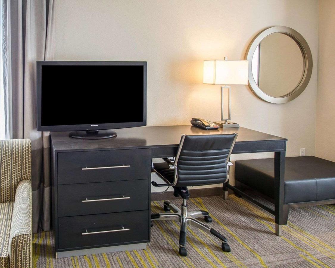 Queen Suite - Disability Access/Non-Smoking at Comfort Suites Miami Airport North