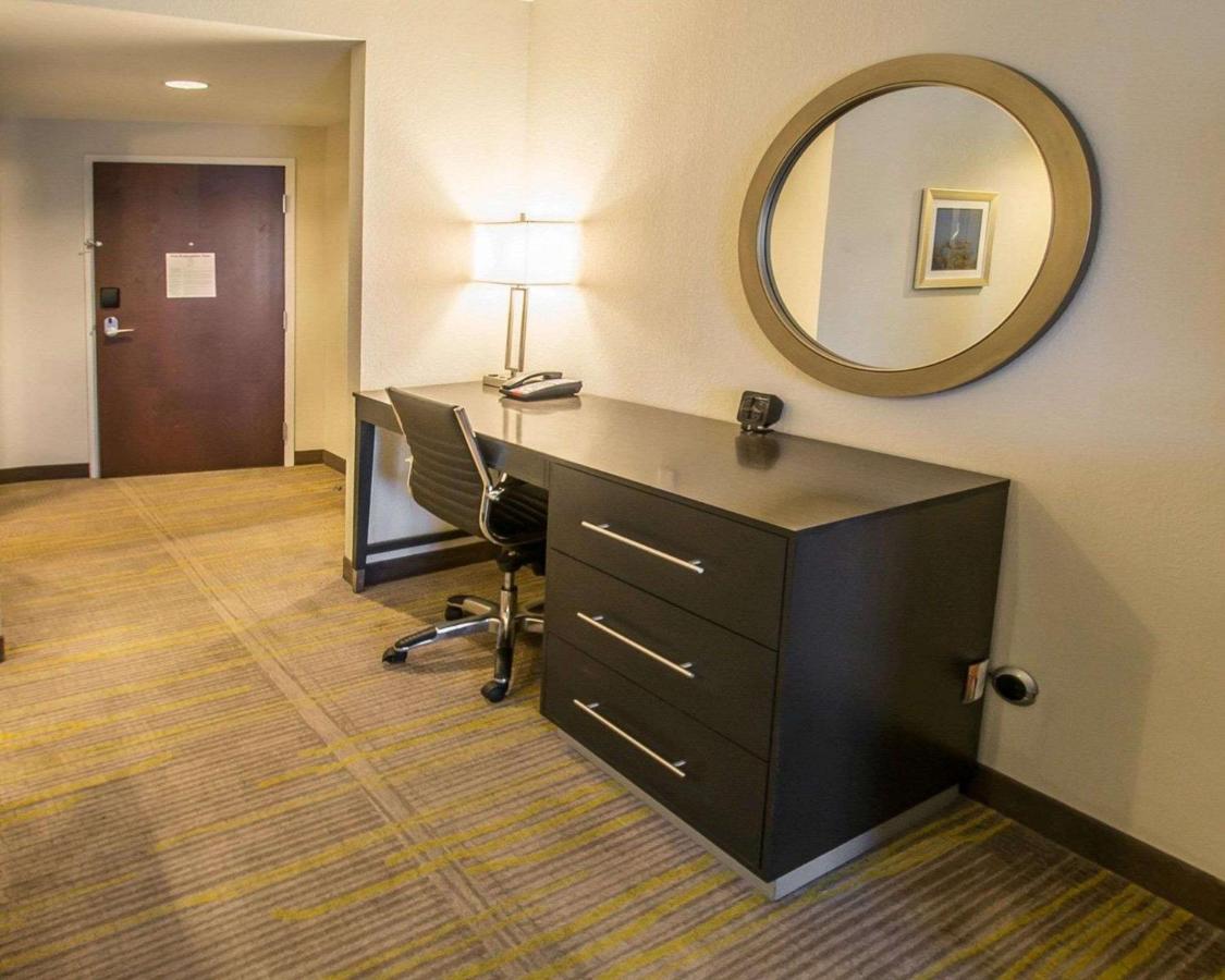 King Suite at Comfort Suites Miami Airport North