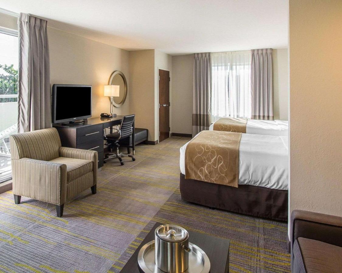 Queen Suite - Disability Access/Non-Smoking at Comfort Suites Miami Airport North