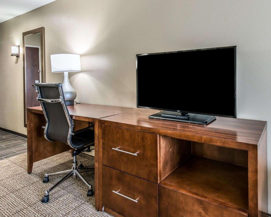 King Suite with Sofa Bed at Comfort Suites Dunnellon near Rainbow Springs