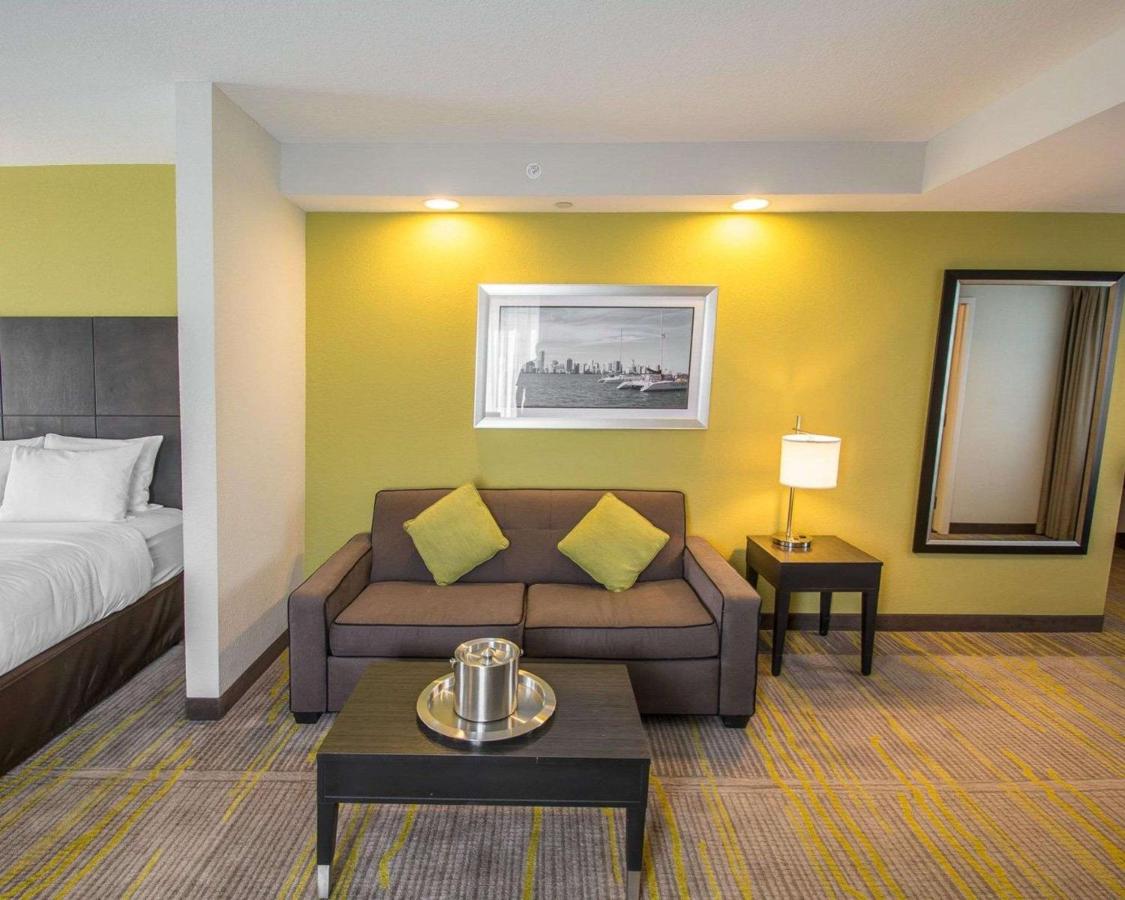 Queen Suite - Disability Access/Non-Smoking at Comfort Suites Miami Airport North