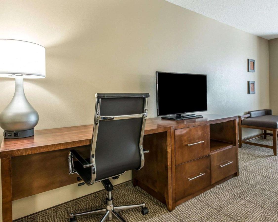 King Suite with Accessible Bath Tub - Non-Smoking at Comfort Suites Dunnellon near Rainbow Springs