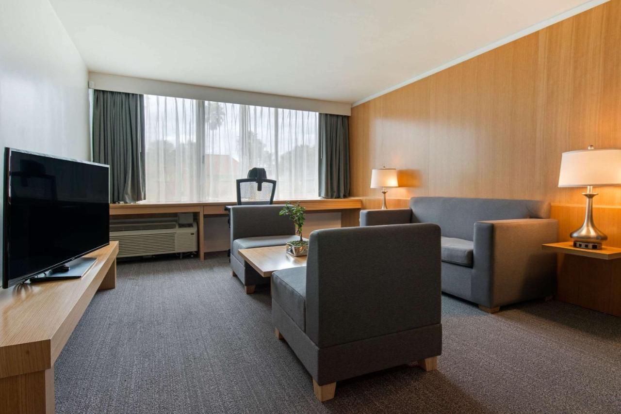 King Suite with Garden View at West Wing Hotel, an Ascend Hotel Collection Member