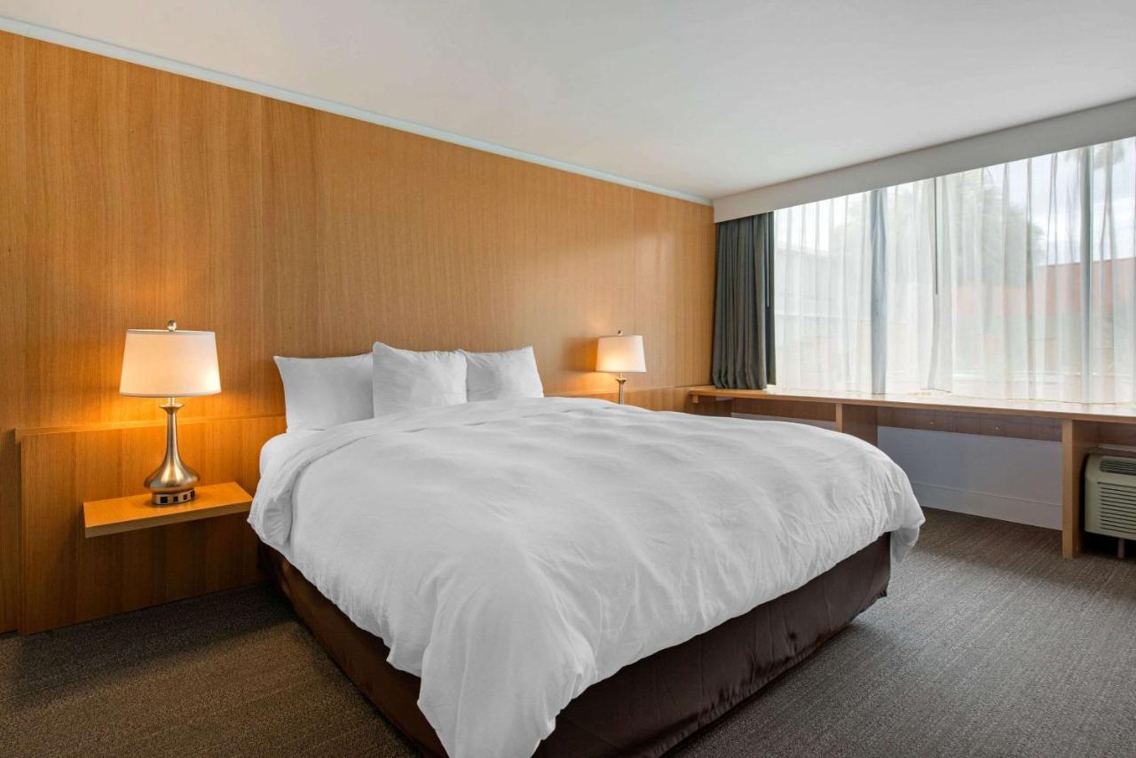 King Suite with Garden View at West Wing Hotel, an Ascend Hotel Collection Member