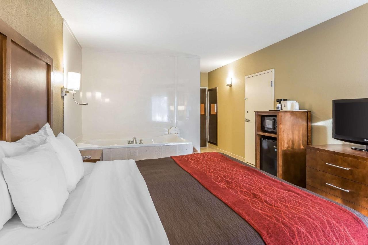 King Room with Hot Tub - Non-Smoking at Comfort Inn & Suites Dalton West