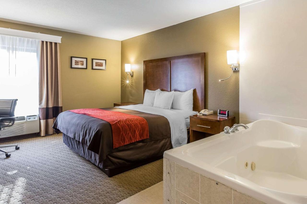 King Room with Hot Tub - Non-Smoking at Comfort Inn & Suites Dalton West