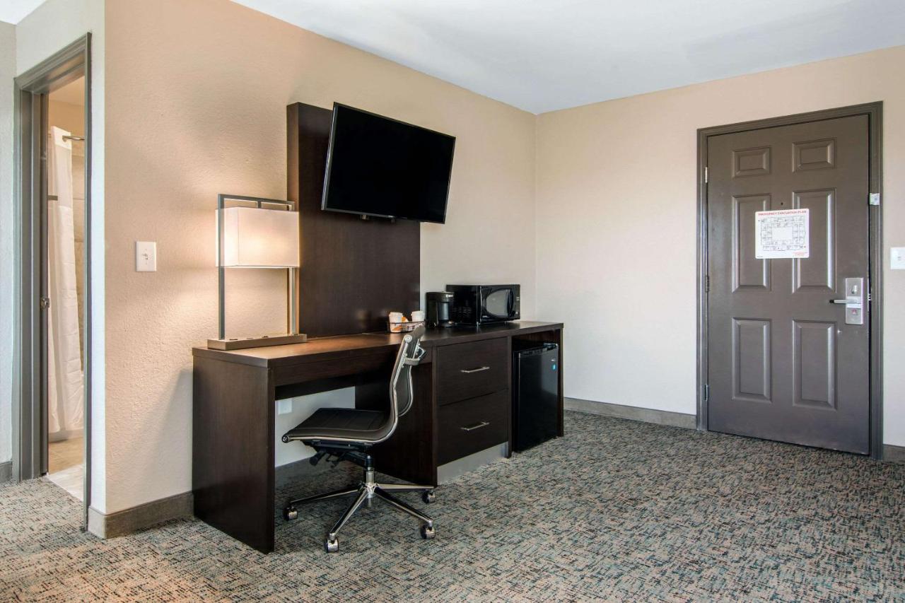 King Room - Non-Smoking at Clarion Inn & Suites Atlanta Downtown