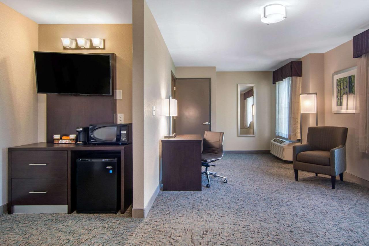 Queen Room with Two Queen Beds - Non-Smoking at Clarion Inn & Suites Atlanta Downtown