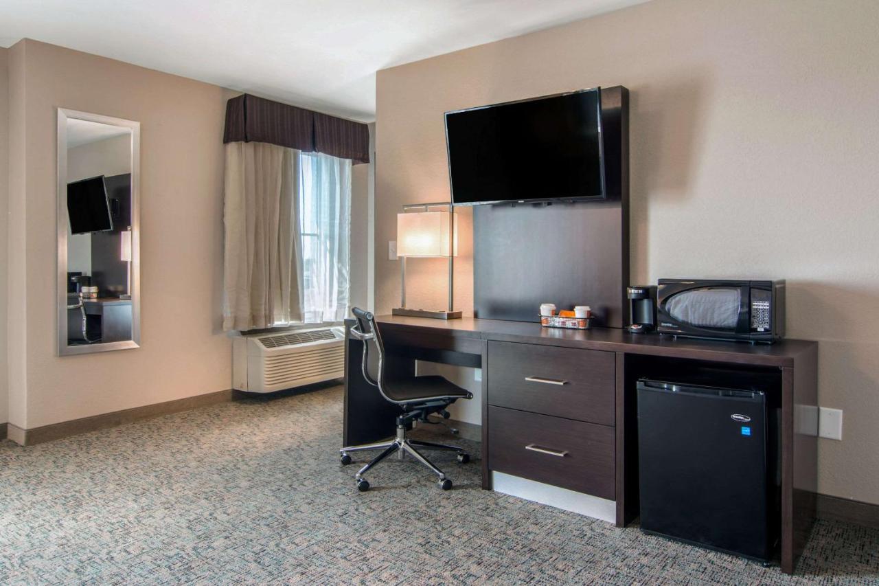 King Room - Non-Smoking at Clarion Inn & Suites Atlanta Downtown