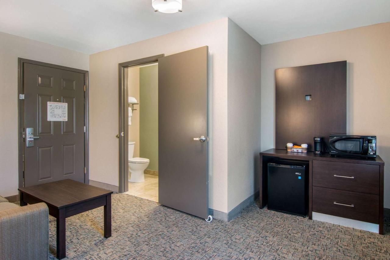 Queen Suite with Two Queen Beds and Sofa Bed - Non-Smoking at Clarion Inn & Suites Atlanta Downtown