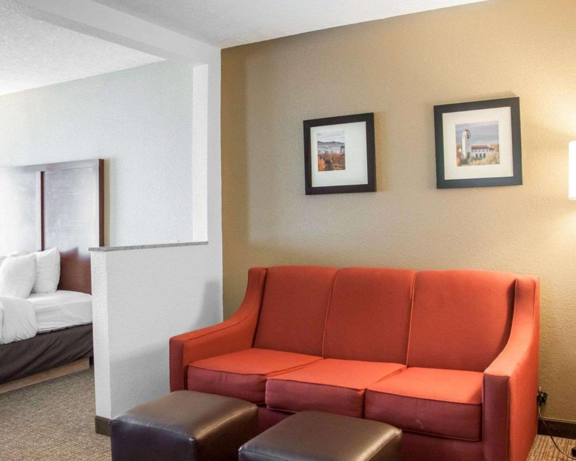 Queen Suite at Comfort Suites Airport