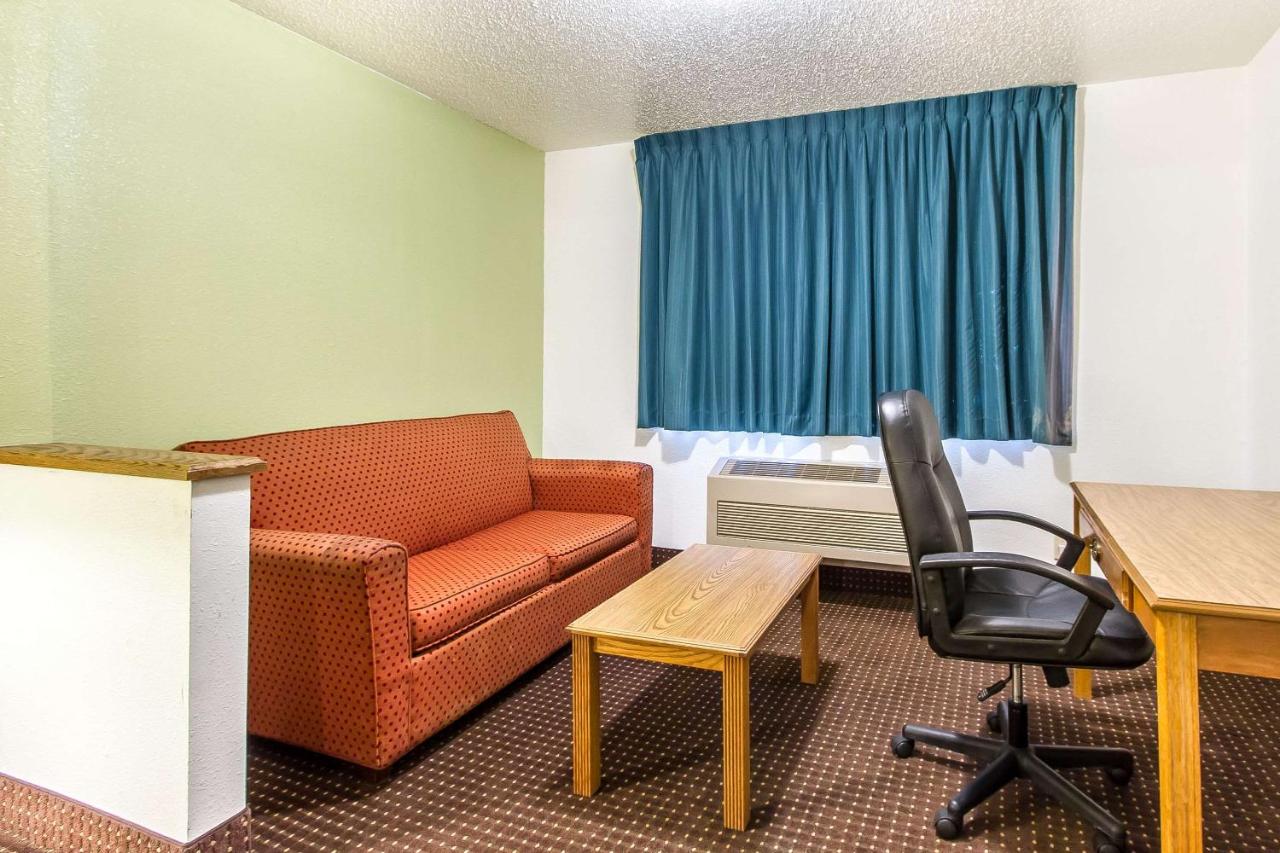 King Suite - Non-Smoking at Econo Lodge Inn & Suites Pekin - Peoria Area