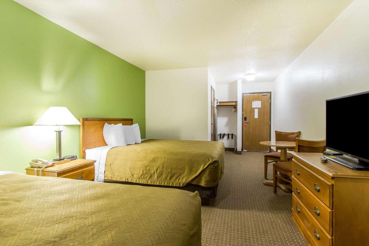 Queen Room with Two Queen Beds - Non-Smoking at Econo Lodge Inn & Suites Pekin - Peoria Area