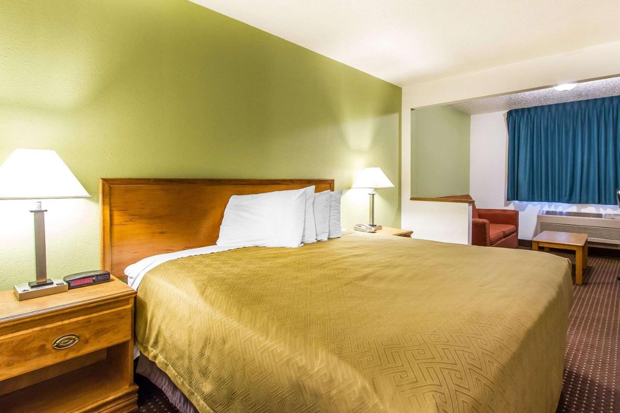 Room #48986705 at Econo Lodge Inn & Suites Pekin - Peoria Area