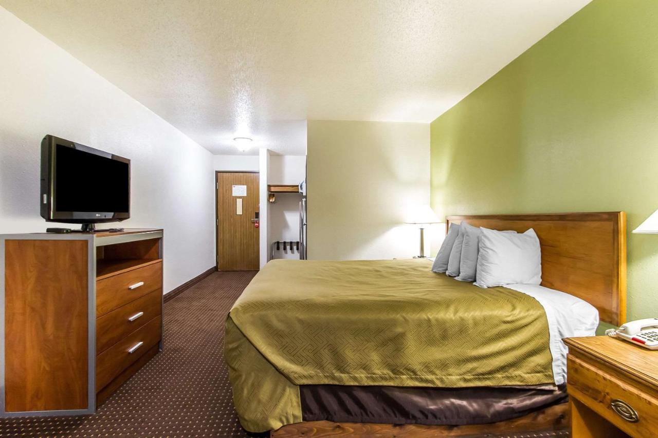 King Suite - Non-Smoking at Econo Lodge Inn & Suites Pekin - Peoria Area