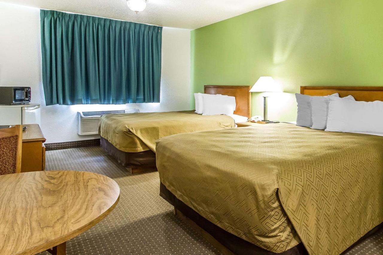 Queen Room with Two Queen Beds - Non-Smoking at Econo Lodge Inn & Suites Pekin - Peoria Area