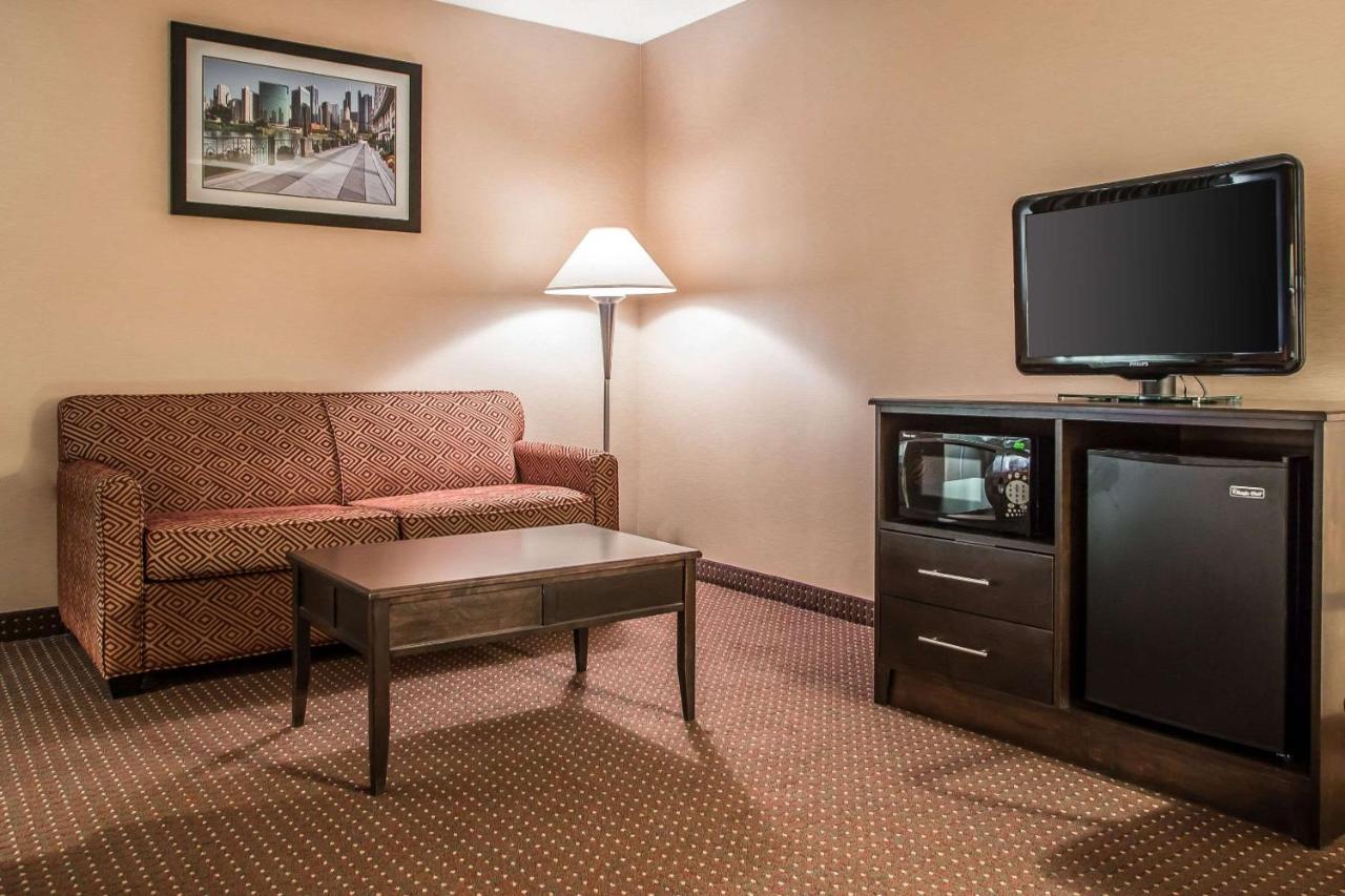 King Suite - Non-Smoking at Quality Inn Elgin I-90
