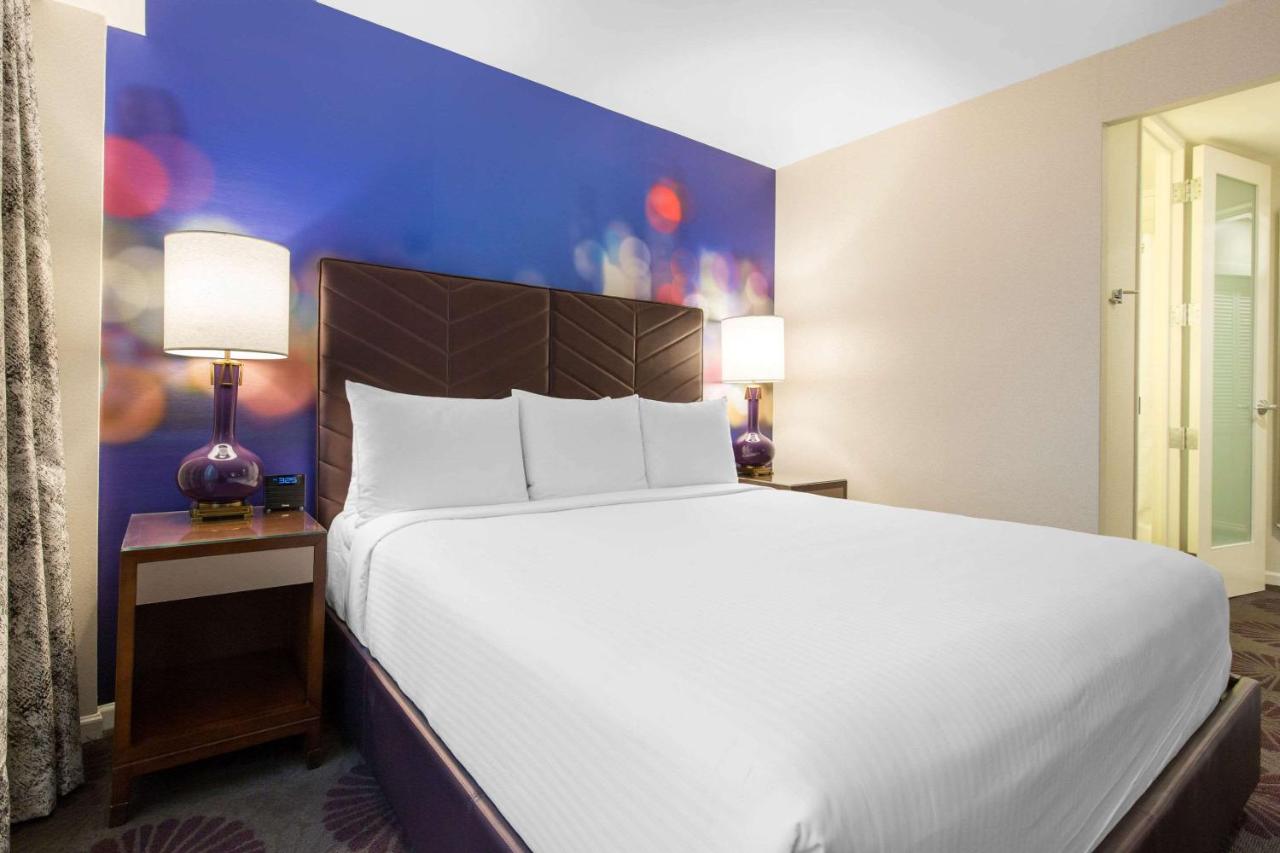 Deluxe King Room - Disability Access at The Chicago Hotel Collection - Magnificent Mile
