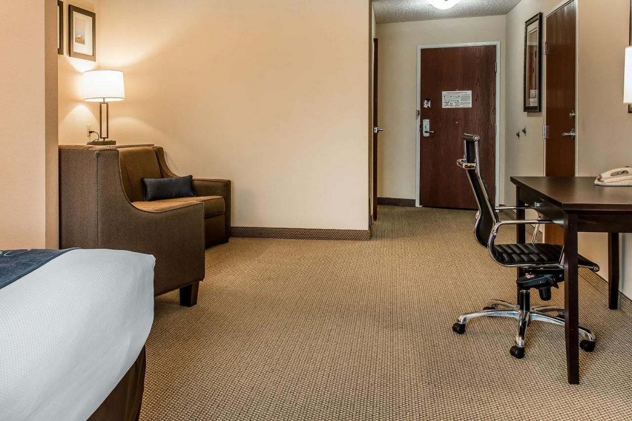King Suite - Disability Access/Non-Smoking at Comfort Suites South Bend near Casino