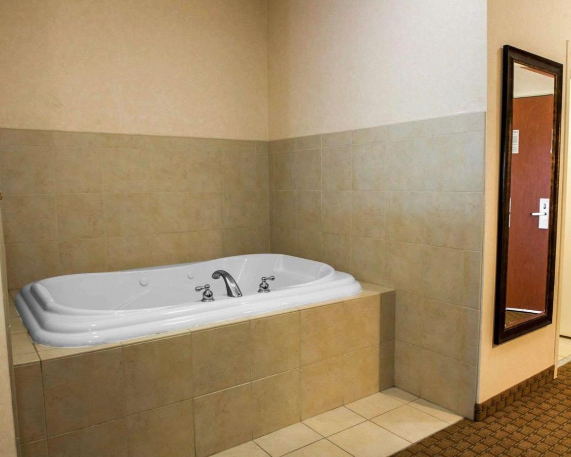 King Suite with Hot Tub - Non-Smoking at Comfort Suites Southport