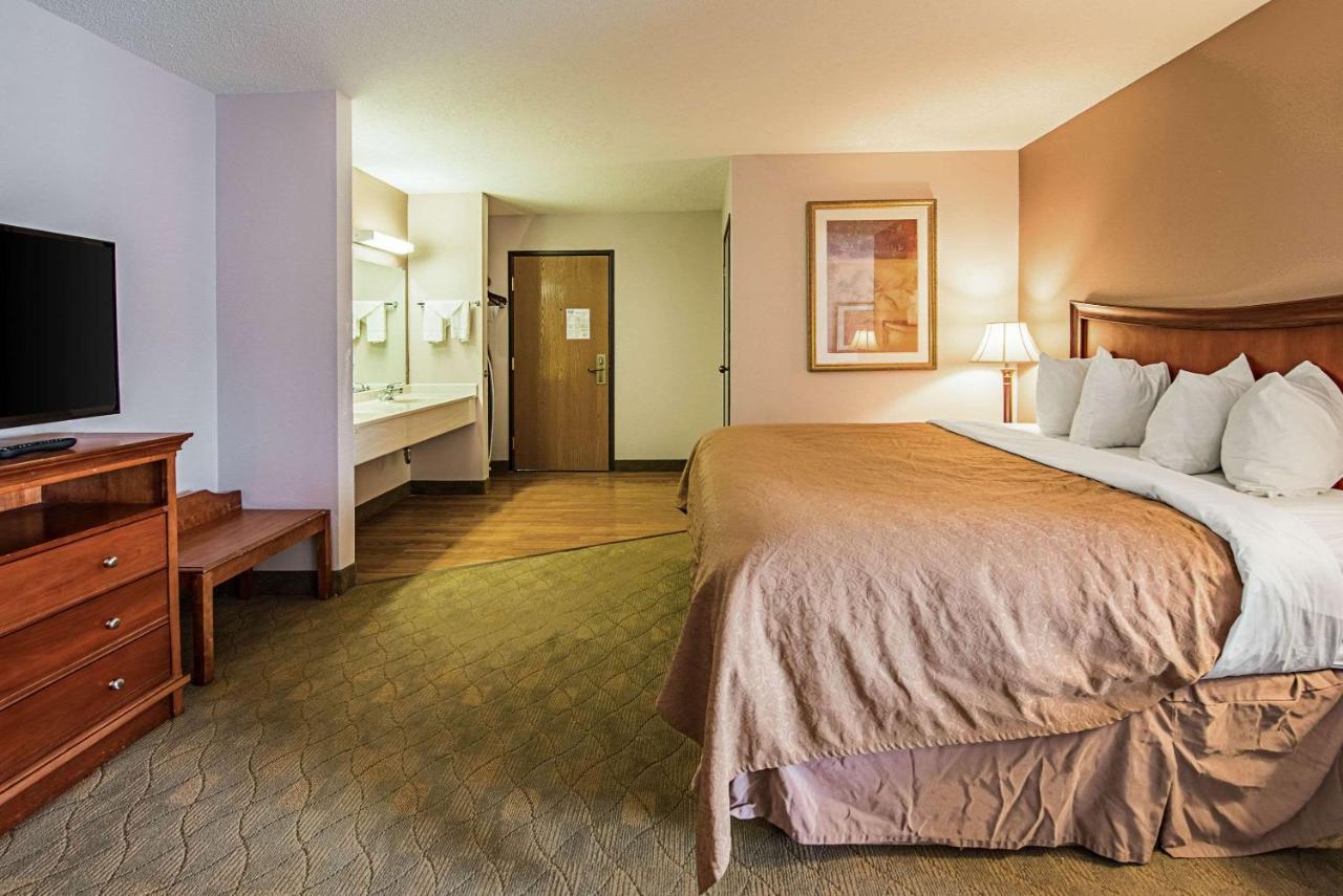 King Suite - Non-Smoking at Rodeway Inn