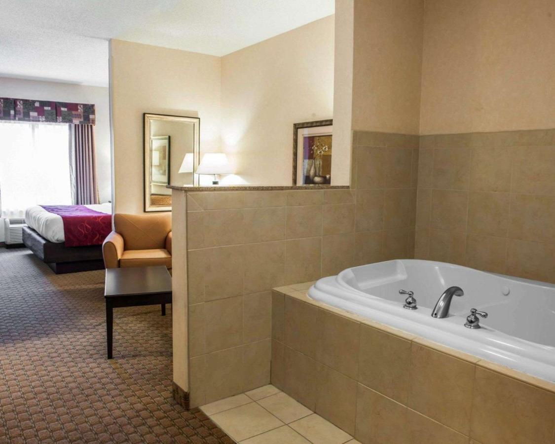King Suite with Hot Tub - Non-Smoking at Comfort Suites Southport
