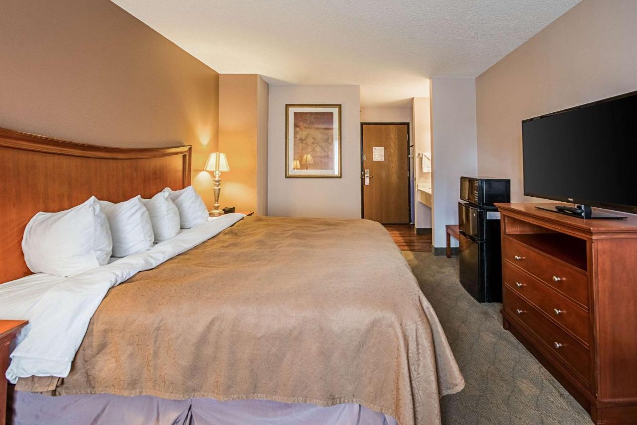 King Room - Non-Smoking at Rodeway Inn