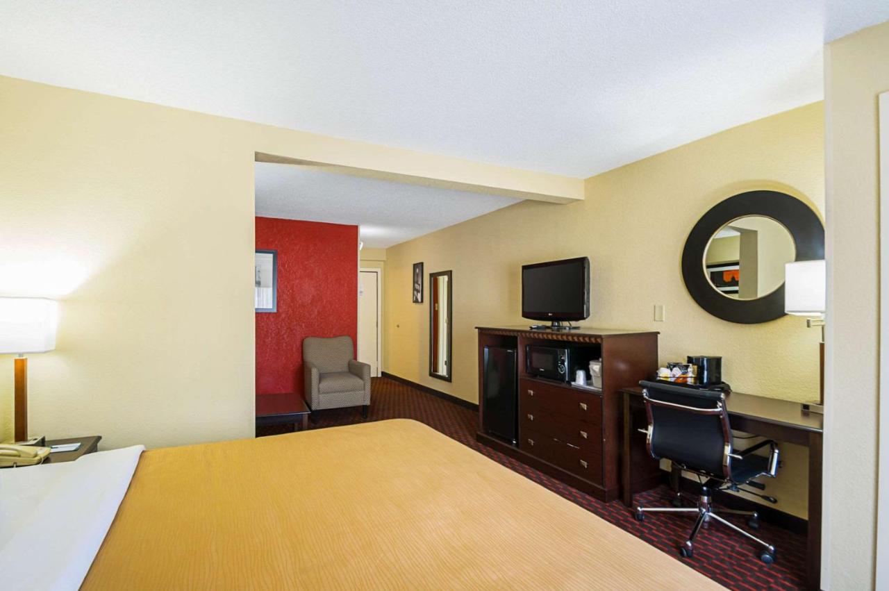 King Suite - Non-Smoking at Quality Inn & Suites Hagerstown