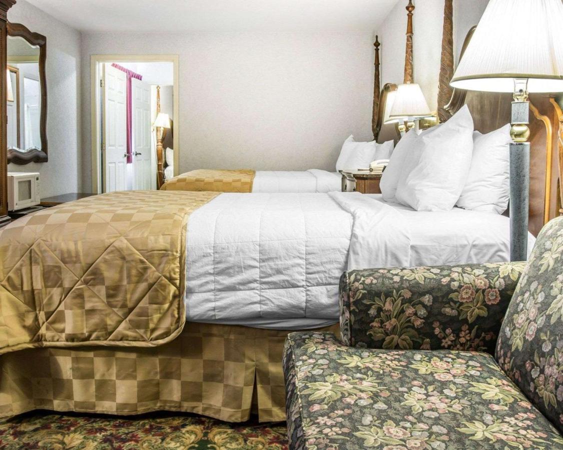 Queen Suite with Lake View at Clarion Hotel Mackinaw City Beachfront