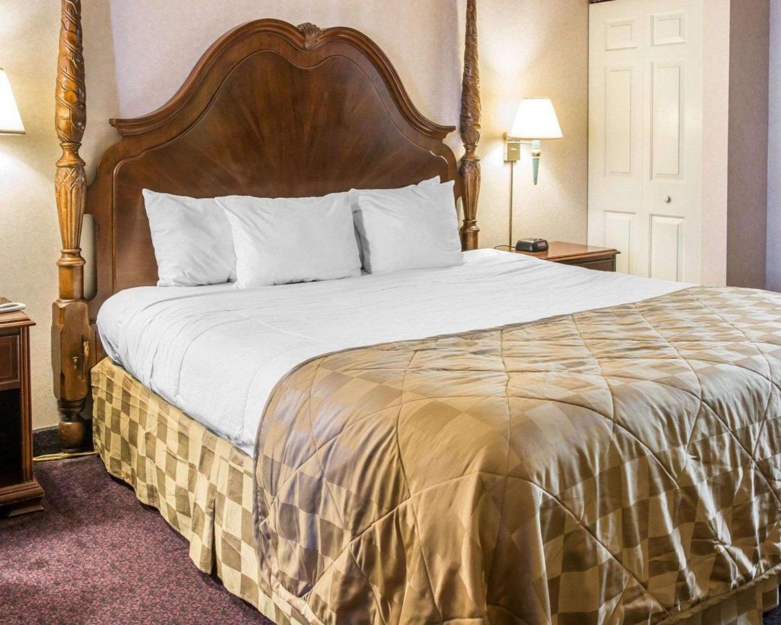 Two-Bedroom Suite at Clarion Hotel Mackinaw City Beachfront