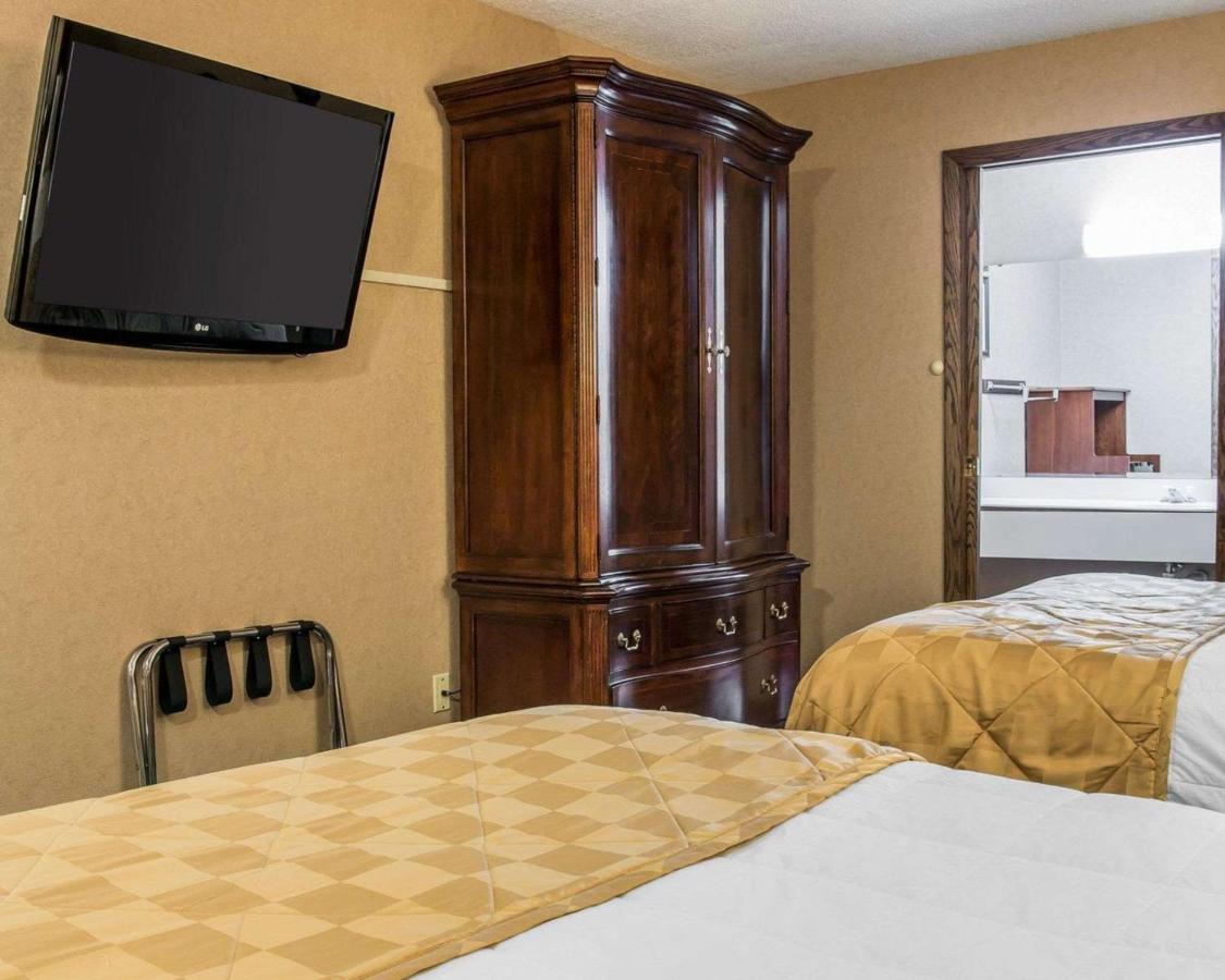 Deluxe Queen Room with Two Queen Beds - Lake View at Clarion Hotel Mackinaw City Beachfront