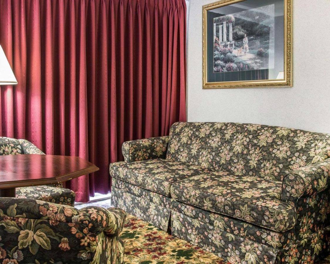 King Suite with Sofa Bed - Lake View at Clarion Hotel Mackinaw City Beachfront