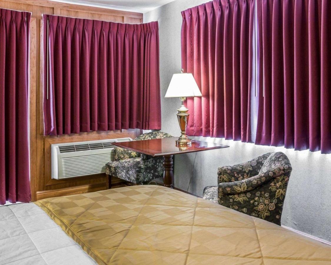 Queen Suite with Lake View at Clarion Hotel Mackinaw City Beachfront