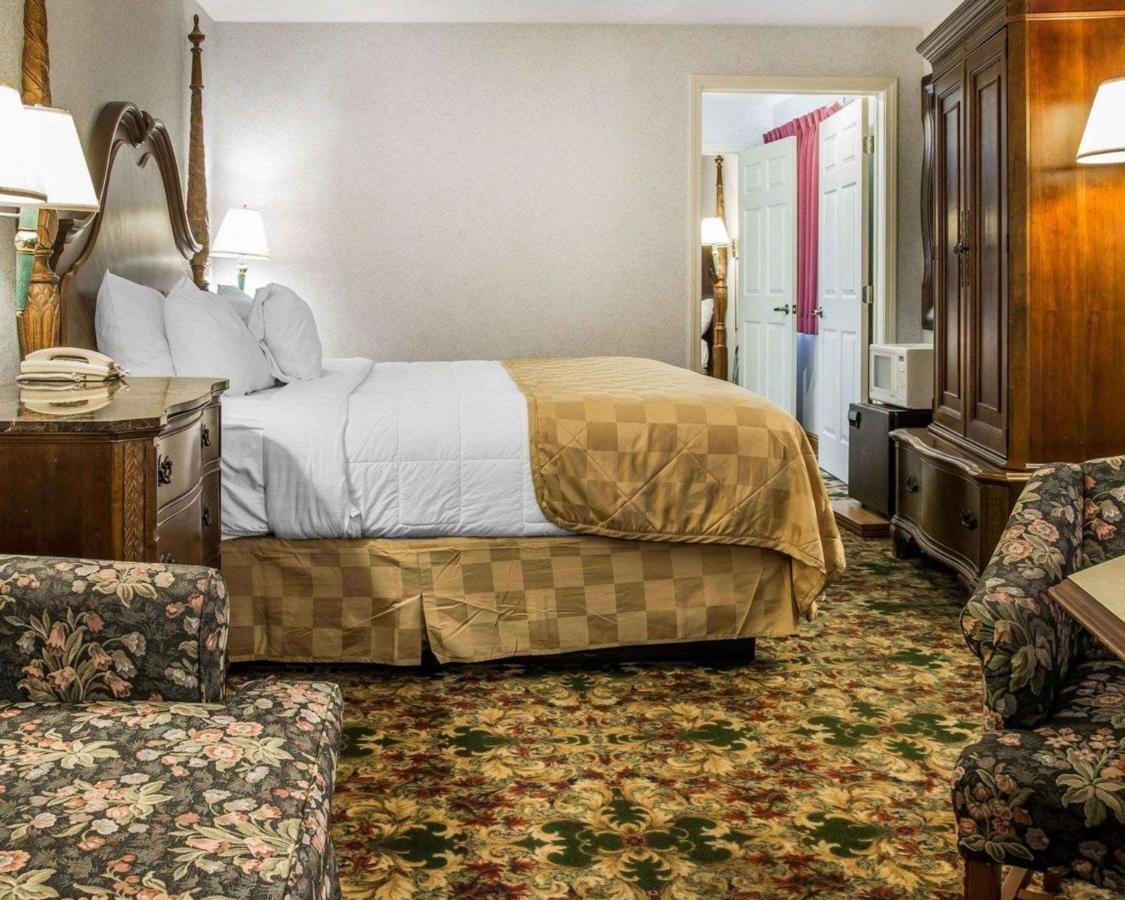 King Suite with Sofa Bed - Lake View at Clarion Hotel Mackinaw City Beachfront