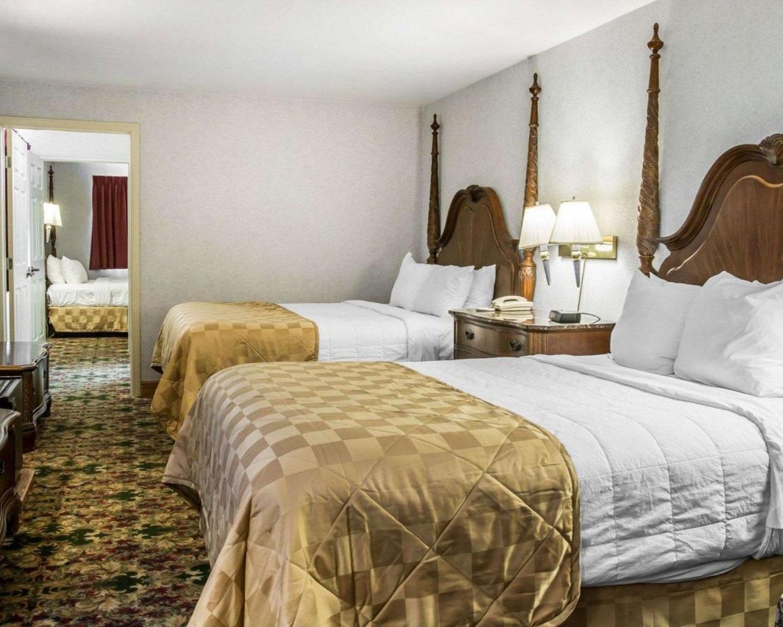 Queen Suite with Lake View at Clarion Hotel Mackinaw City Beachfront