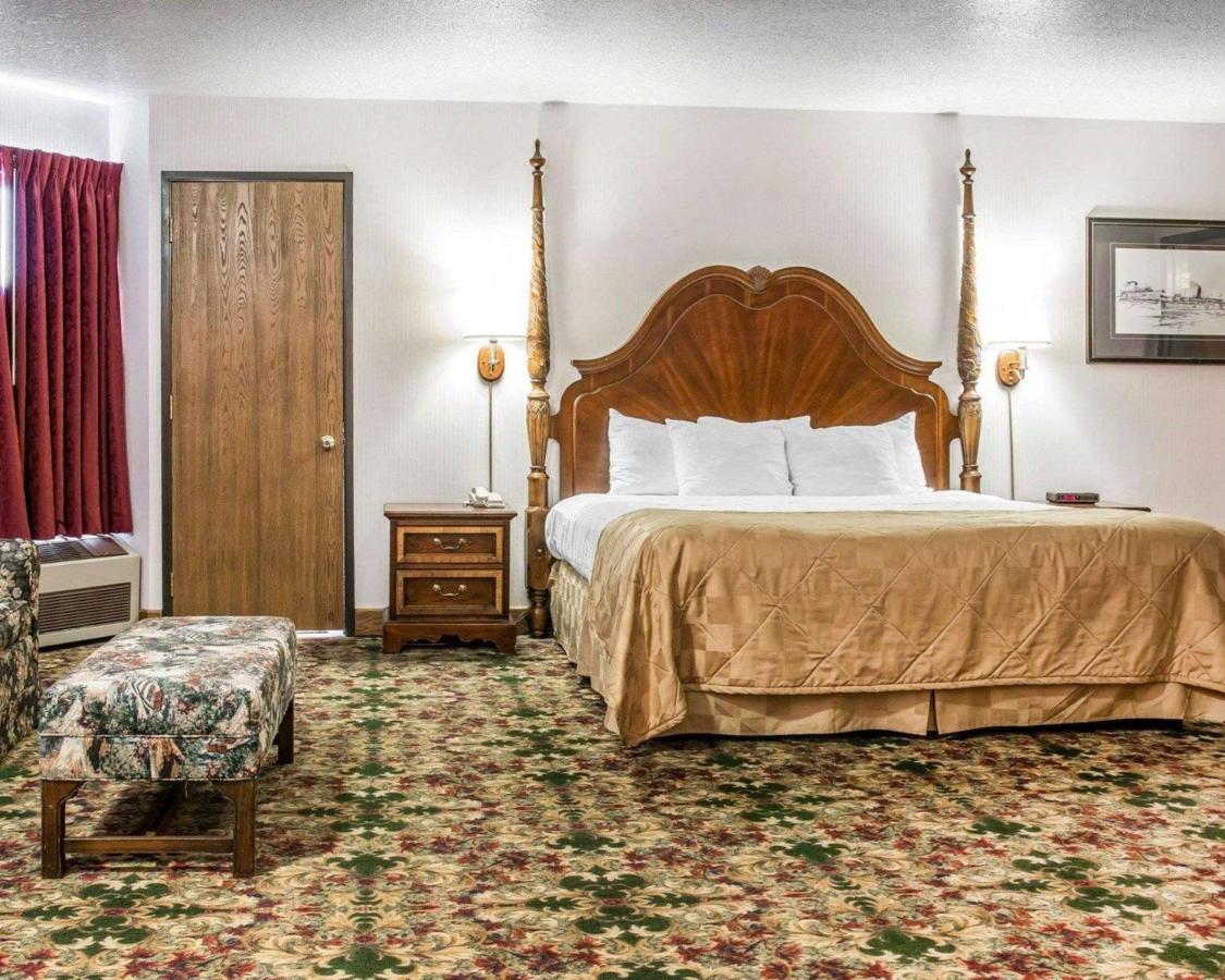 King Room with Spa Bath at Clarion Hotel Mackinaw City Beachfront