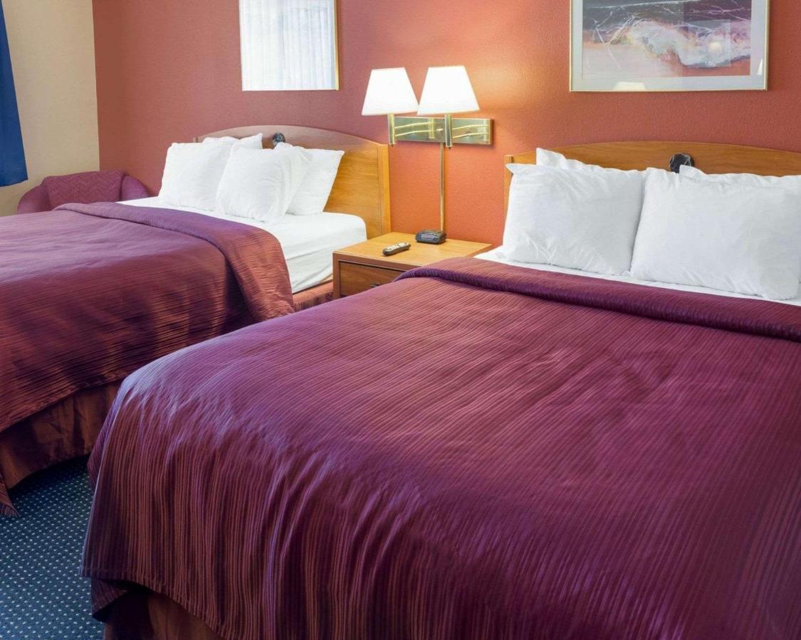 Queen Room with Two Queen Beds - Non-Smoking at Quality Inn Lakeville North