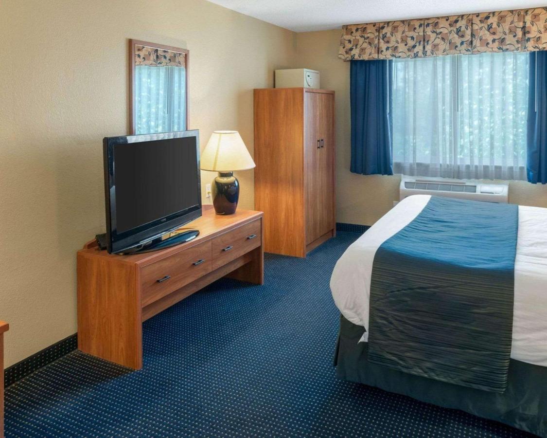 King Suite - Non-Smoking at Quality Inn Lakeville North