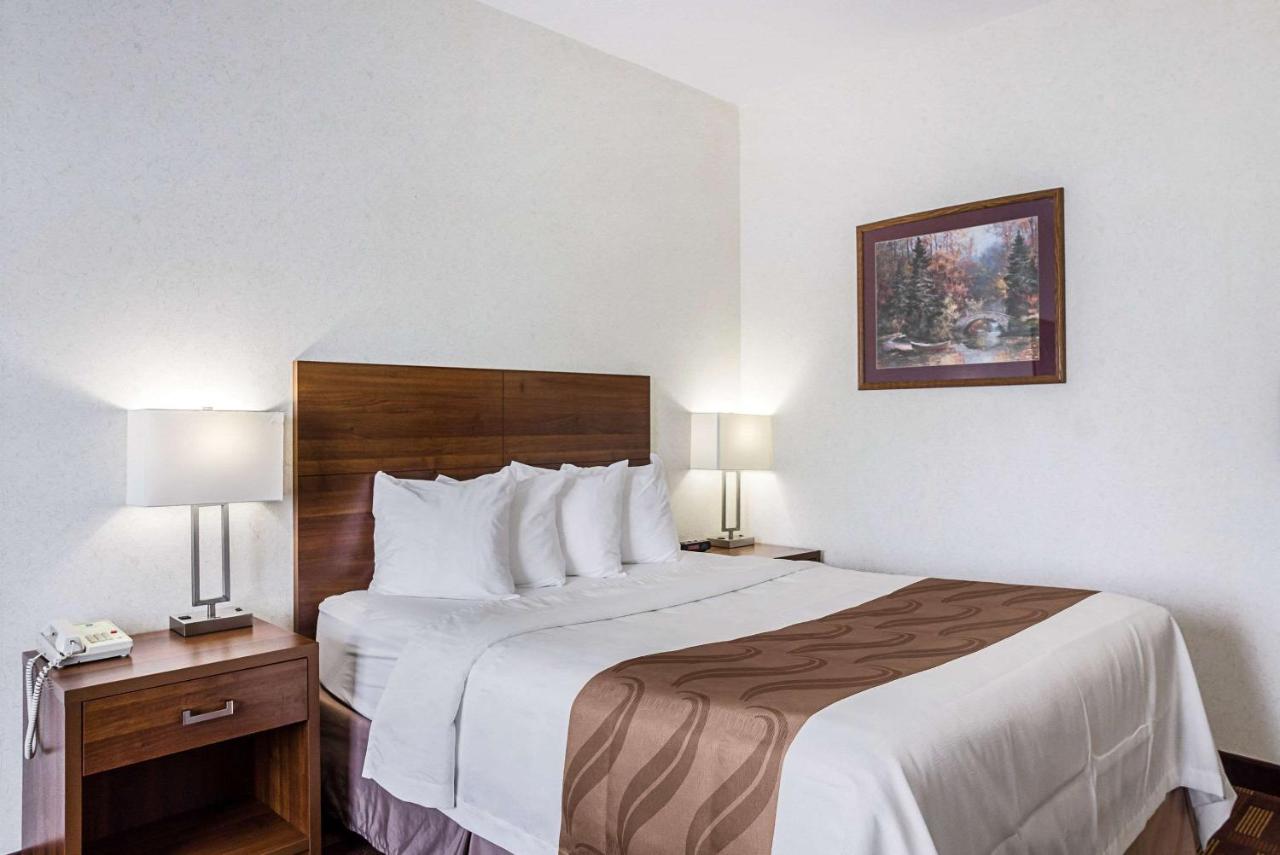 Queen Room - Non-Smoking at Econo Lodge Luverne I-90