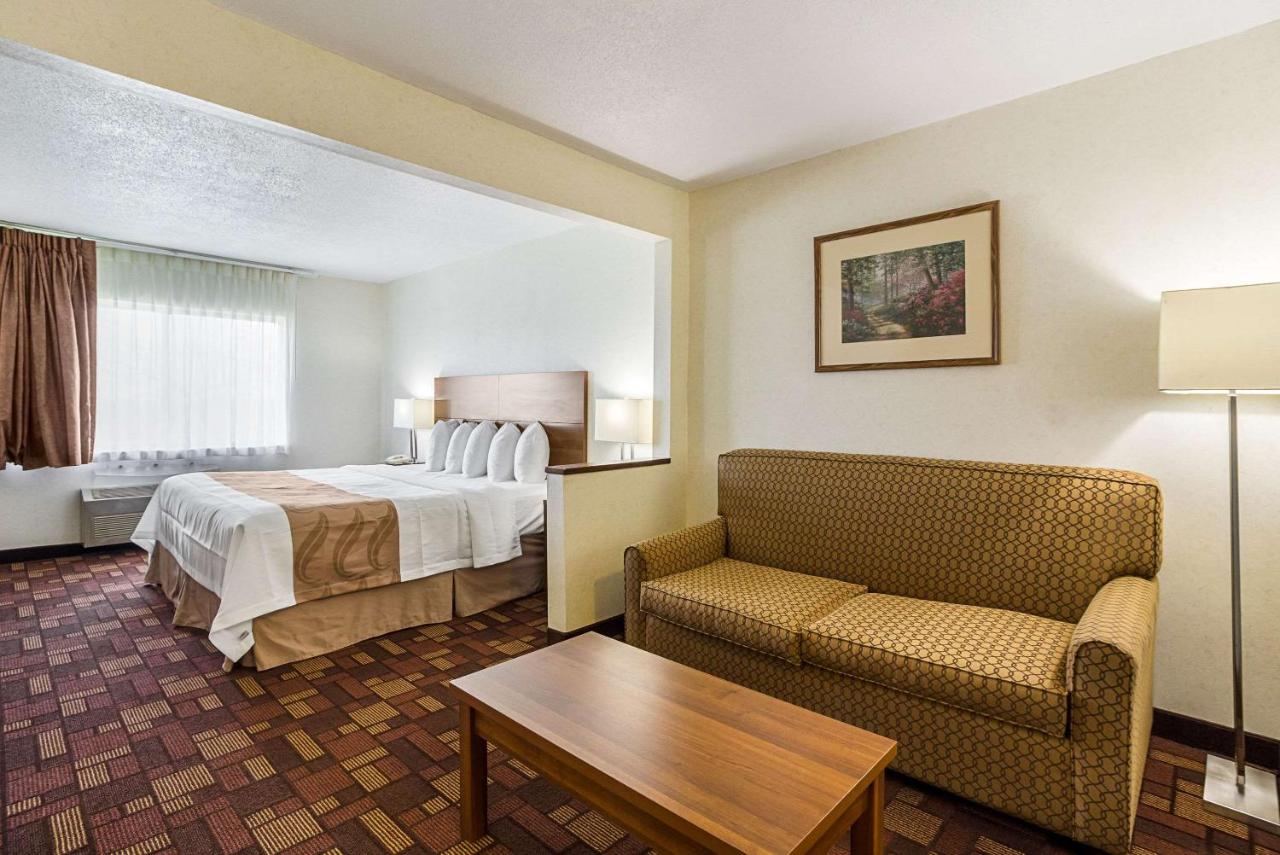 King Suite - Non-Smoking at Econo Lodge Luverne I-90