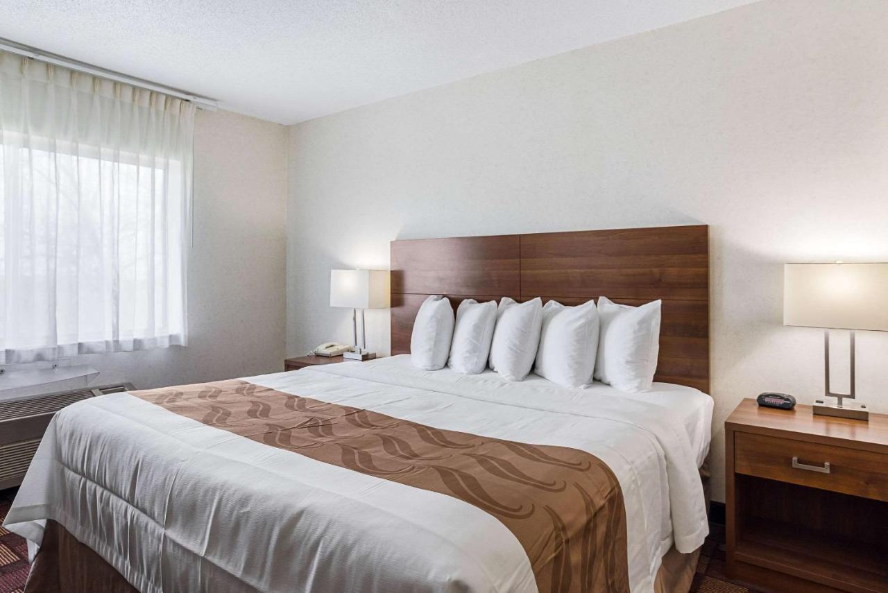 King Suite - Non-Smoking at Econo Lodge Luverne I-90