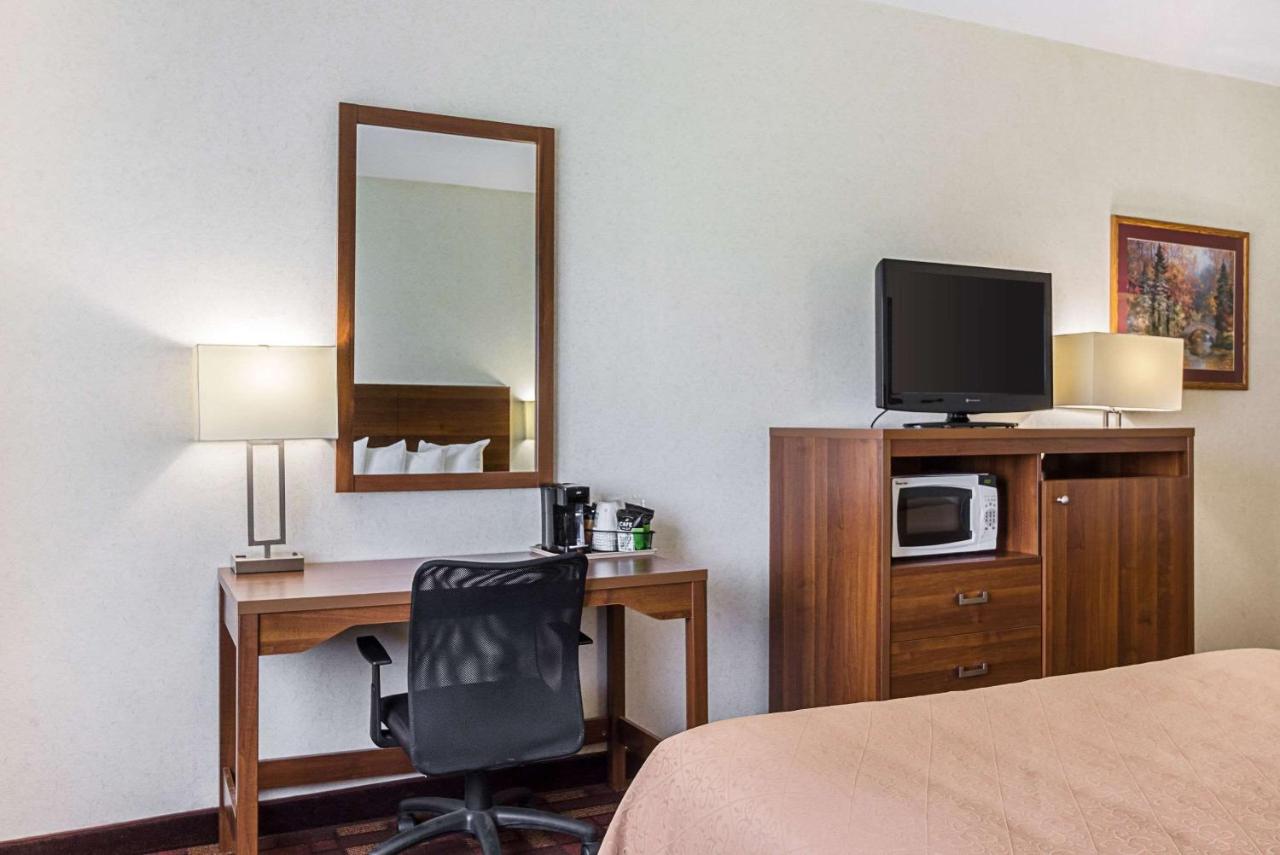 Queen Room with Two Queen Beds - Non-Smoking at Econo Lodge Luverne I-90
