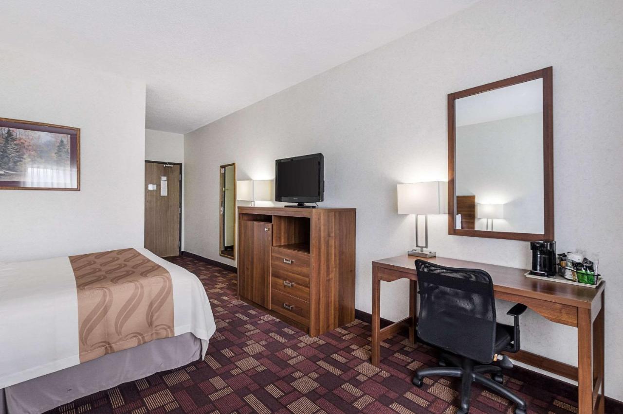 Queen Room - Non-Smoking at Econo Lodge Luverne I-90