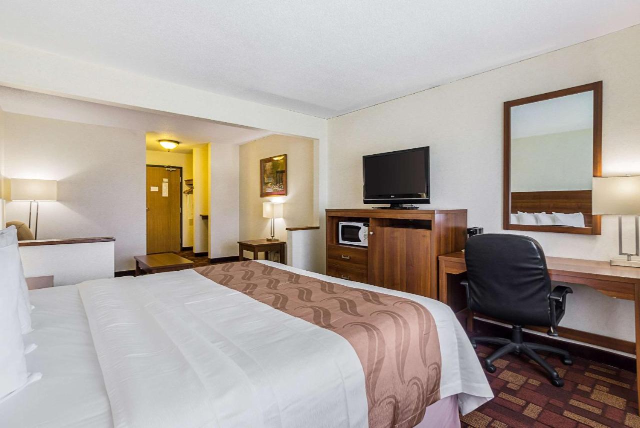 King Suite - Non-Smoking at Econo Lodge Luverne I-90