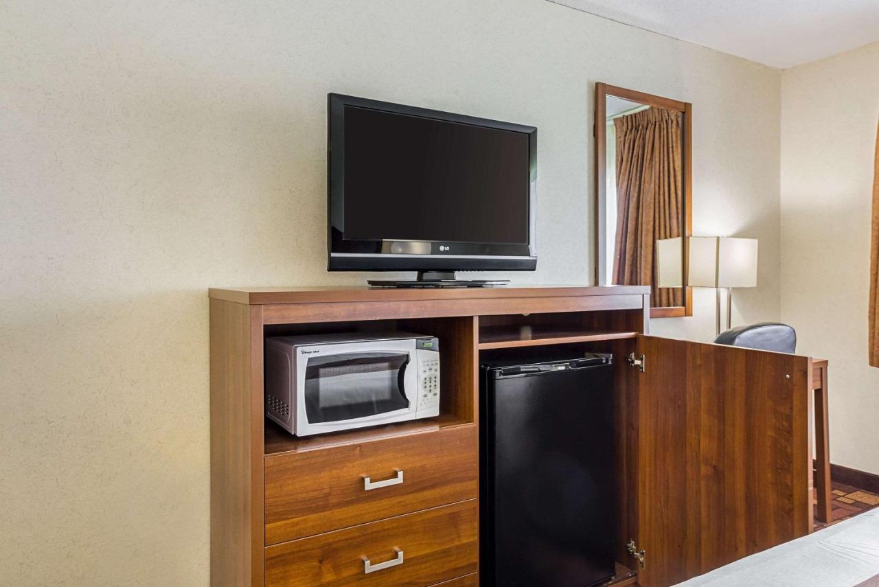 King Suite - Non-Smoking at Econo Lodge Luverne I-90