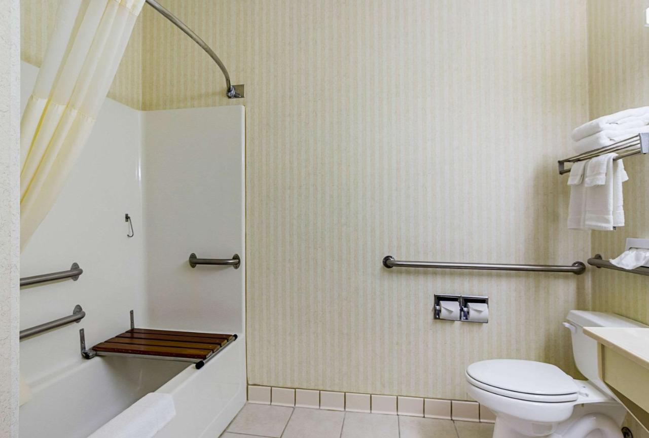 Queen Room - Accessible/Non-Smoking at Econo Lodge Luverne I-90