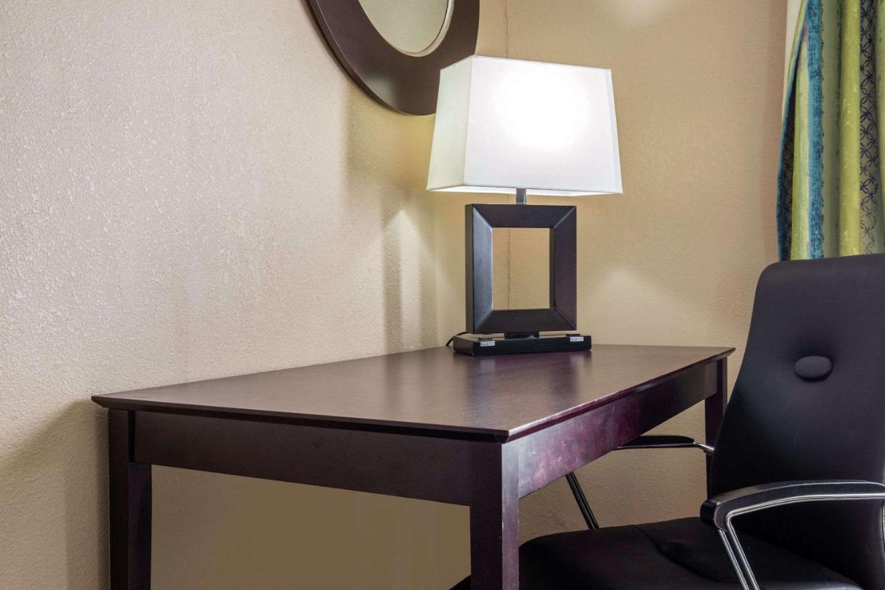 King Room with Hot Tub - Non-Smoking at Quality Inn & Suites Arnold - St Louis