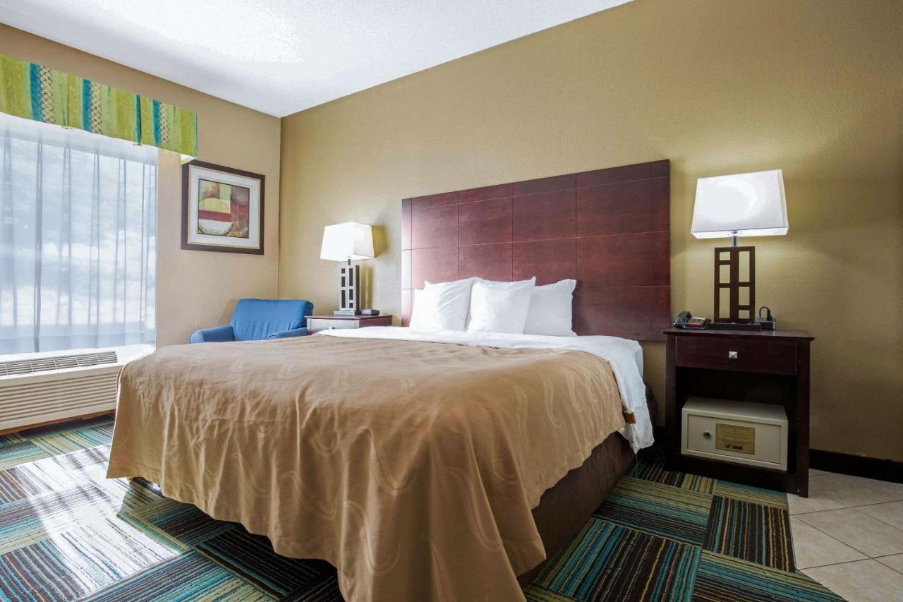 King Room with Hot Tub - Non-Smoking at Quality Inn & Suites Arnold - St Louis